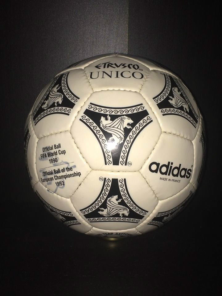 Top 5 des plus beaux ballons de football de la Coupe du Monde vendus sur eBay